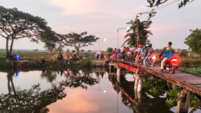 Hindari Kemacetan Proyek Perbaikan Jalur Pantura Gresik-Lamongan, Pemotor Nekat Lewat 'Jalan Tikus'