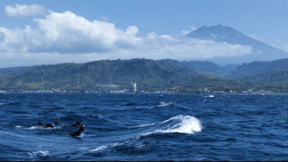 Kampanye Anti Sampah, 2 Prajurit TNI AL Berenang Taklukkan Selat Bali