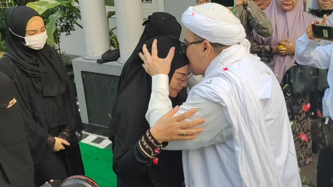Foto-Foto Habib Rizieq Shihab Tiba di Petamburan, Langsung Disambut Istri
            - galeri foto