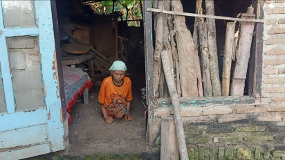 Memprihatinkan, Seorang Nenek Hidup di Kandang Ayam dan Teras Kerabatnya