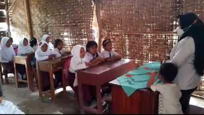 Prihatin! Sebuah Sekolah di Lampung Hanya Berdinding Geribik, Jika Hujan dan Angin Kencang Siswa Terpaksa Dibubarkan