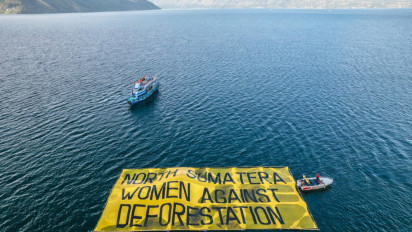 Aktivis Bentangkan Banner Raksasa di Danau Toba Desak W20 Lindungi Hak Perempuan Adat