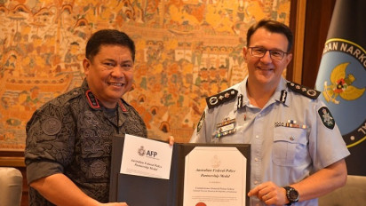Kepala BNN Komjen Petrus Golose Menjadi Polisi Pertama RI yang Menerima Partnership Medal dari Australian Federal Police