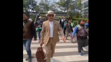 Gaya Ridwan Kamil Adu Outfit di Lokasi Citayam Fashion Week, Bawa Titipan Pesan dari Anies Baswedan