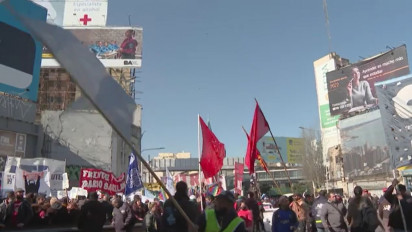 Ratusan Warga Argentina Gelar Aksi Protes, Tuntut Bantuan Bagi Warga yang Tidak Bekerja Akibat Kenaikan Angka Inflasi