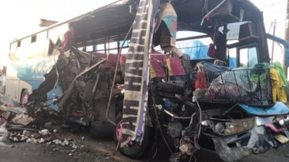 Bus Penumpang PMH Tabrakan dengan Truk Sayur di Jalinsum Asahan, 1 Tewas