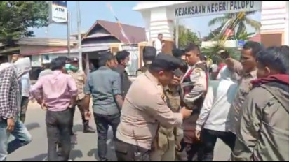 Keluarga Satpam Kejari Palopo Histeris Saat Menerima Jenazah Satpam Tertimpa Pagar, Terdengar Teriakan Balas Dendam