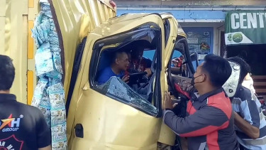Diduga Sopir Mengantuk, Truk Box di Sumedang Tabrak Pedagang Siomay Hingga Tewas