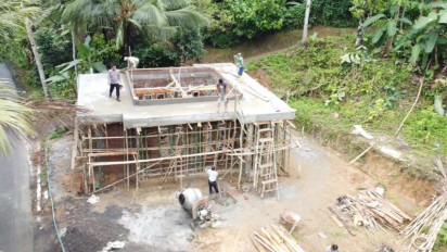 Ingin Lihat Warga Bisa Sholat Berjamaah, Brigadir Polisi Ini Sisihkan Uang Bangun Masjid di Pelosok Pegunungan