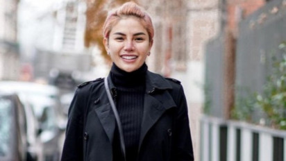Nikita Mirzani Ditangkap Saat Sedang Bersama Seorang Bule dan Anaknya