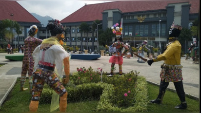 Kampanyekan Peduli Kebersihan, Ratusan Orang-orangan Terbuat dari Sampah Penuhi Balai Kota Batu