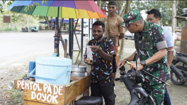 Bercita-cita jadi Guru, Pemuda Papua Berjualan Cilok Keliling demi Biaya Kuliah