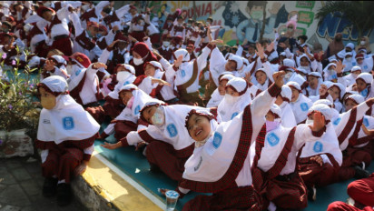 Marak Aksi Bullying, Ratusan Siswa SD di Gresik Gelar Deklarasi Lawan Kekerasan dengan Bubuhkan Cap Tangan ke Kain