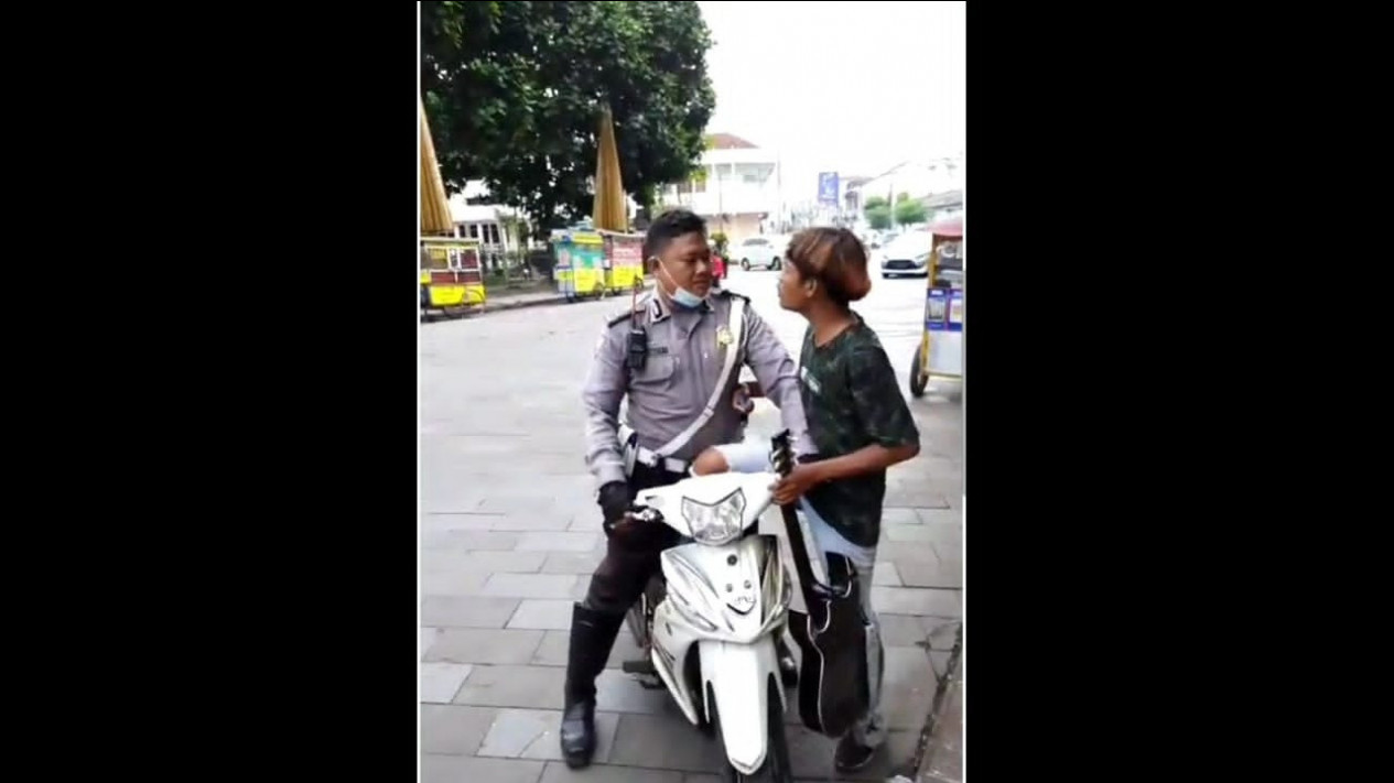 Viral! Tak Terima Ditilang, Seorang Pemuda Malah Hardik Polisi
            - galeri foto
