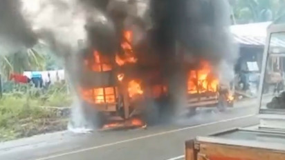 Truk Pengangkut Kiriman Paket Terbakar di Jalinsum Padang - Bukittinggi