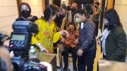 Usai Diperiksa dan Ditetapkan Tersangka, Roy Suryo Keluar dari Gedung Subdit Siber Ditreskrimsus Polda Metro Jaya Naik Kursi Roda