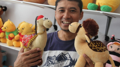 Musim Haji, Boneka Motif Unta di Kudus Kebanjiran Order