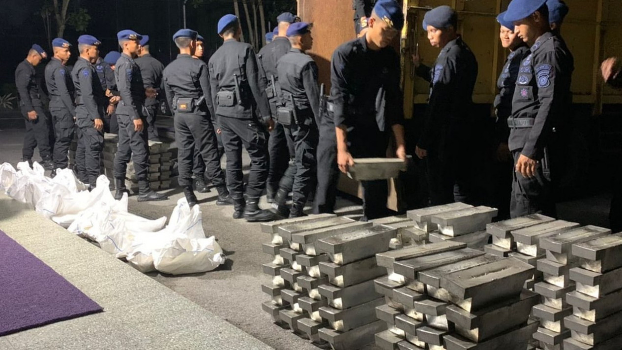 Kepolisian Babel Gagalkan Penyelundupan 8,8 Ton Balok Timah Ilegal
            - galeri foto