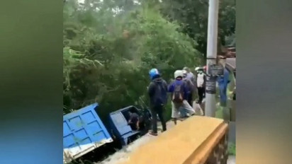 Truk Fuso Tanpa Muatan Terperosok ke Jurang Cadas Pangeran