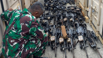 Bea Cukai Pelabuhan Panjang Segel Satu Kontainer Berisi Senjata Tempur Amerika