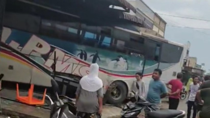 Usai Tabrak Mini Bus di Jalinsum Asahan, PMS Seruduk Rumah Warga Hingga 3 Orang Luka-luka