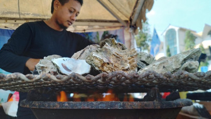 Kelezatan Tiram Bakar di Pantai Ngebum Kendal Tak Ada Duanya