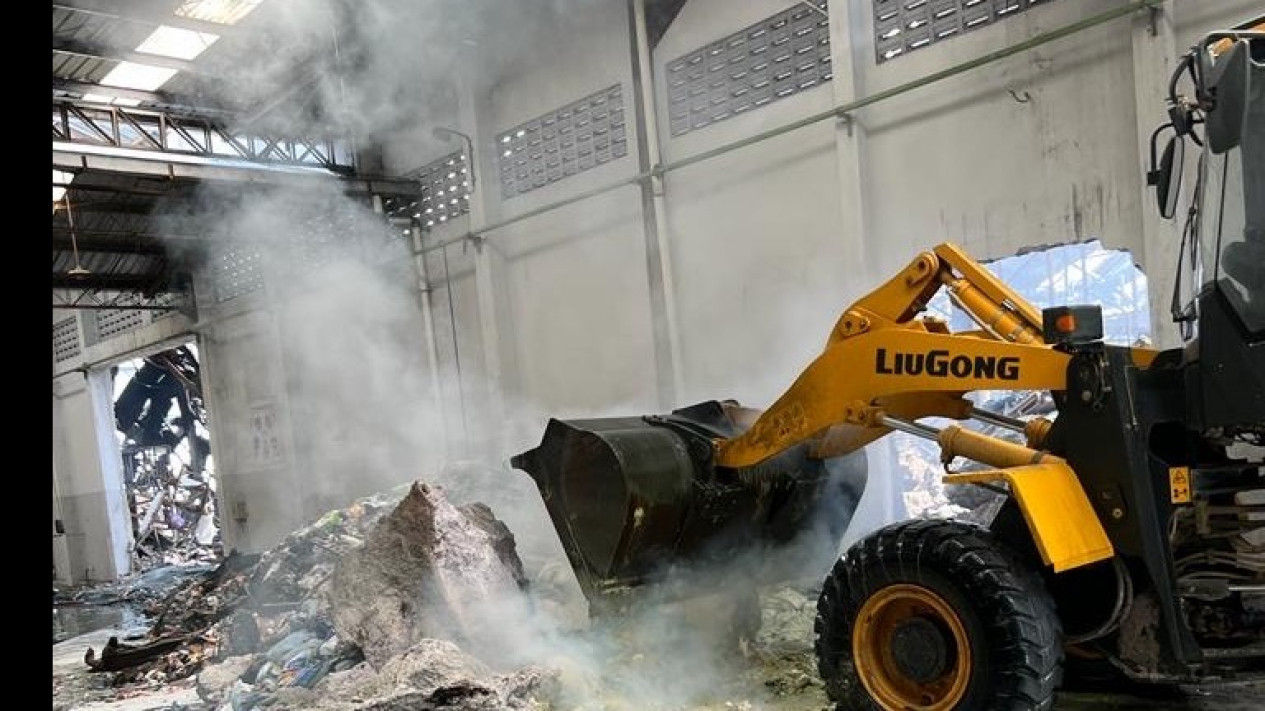 Pembersihan Sisa Material Pupuk Kimia Selesai, Pemeriksaan Labfor Diagendakan
            - galeri foto