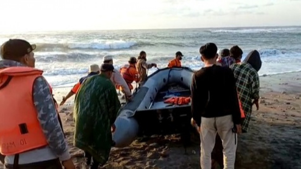 Seorang Santri Hanyut Terseret Ombak di Pantai Petani Telang Sumbawa saat Ikut MOS
            - galeri foto