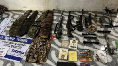 Densus 88 Sita Belasan Senjata Api Saat Penangkapan Terduga Teroris Jamaah Islamiyah dan JAD di Sumatera