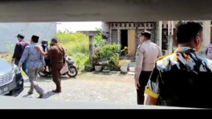 Mangkir Terus, Kejari Gresik Jemput Paksa Mantan Kades Dooro, Mat Jai di Rumahnya