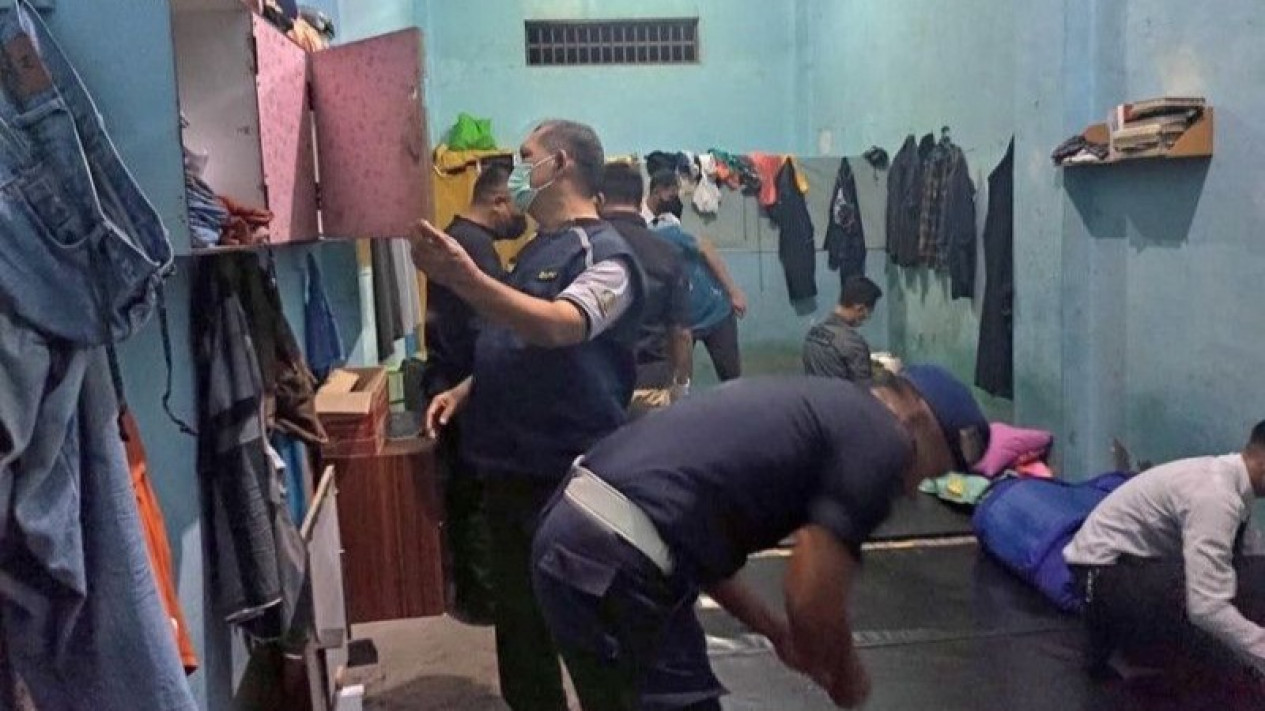 Divisi Pemasyarakatan Kanwil Kemenkumham Sulbar Geledah Seluruh Ruangan Rutan, Petugas Temukan Ini
            - galeri foto