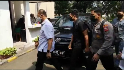 Tak Pakai Baju Putih Seperti Ajudan Lain, Bharada E Akhirnya Datangi Komnas HAM Mengenakan Pakaian Serba Hitam 