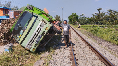 Hindari Pengendara Motor, Truk Muatan Tebu Terguling di Pinggir Rel Kereta Api