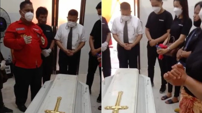 Sebelum Autopsi Dimulai Keluarga Berdoa di Depan Peti Jenazah Brigadir J