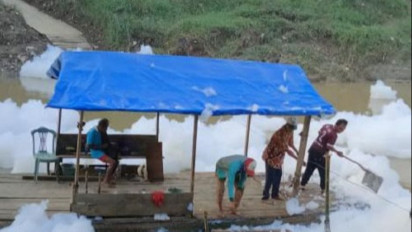 Sungai Cileungsi Tercemar, Dipenuhi Busa dan Bau Menyengat