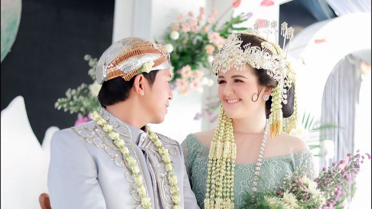 Pedagang Ikan di Rembang Ini Nikahi Bule Cantik Asal Rusia, Kisah Mereka Jadi Viral
            - galeri foto