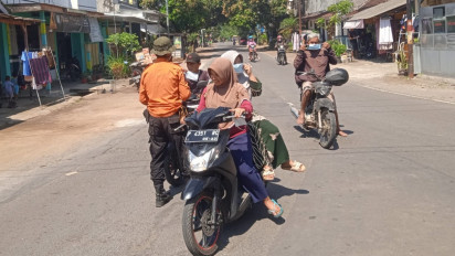 Dampak Hujan Abu Vulkanik Gunung Raung Terasa di Jember, Petugas BPBD Bagikan Masker ke Warga