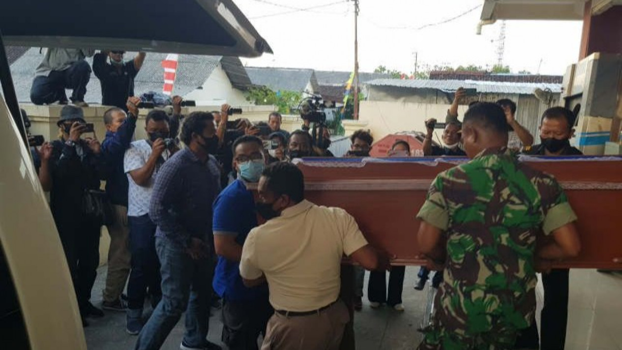 Usai Menjalani Autopsi, Jenazah Kopda Muslimin dimakamkan di Kendal
            - galeri foto