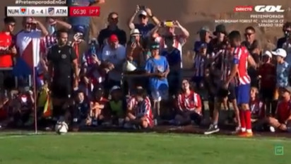 Lucu, Suporter Ajak Bintang Atletico Madrid Berswafoto saat Pertandingan