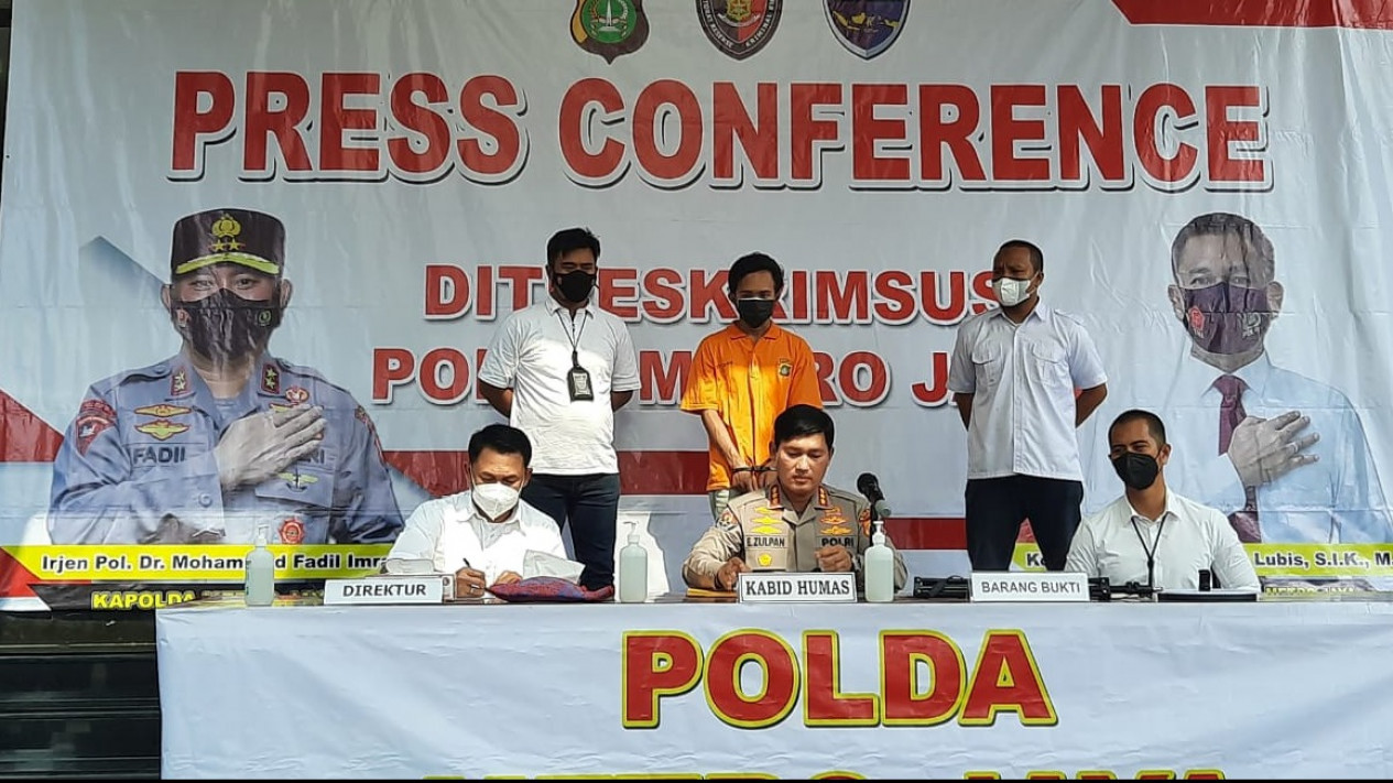 Bikin Video Hoaks soal Ferdy Sambo dan Fadil Imran, Pria Asal Bandung Raup Rp100 Ribu Per Penonton
            - galeri foto