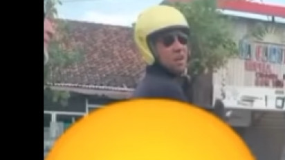 Viral Bule Buang Air Kecil di Motor saat Nunggu Lampu Merah, Diburu Imigrasi dan Polisi