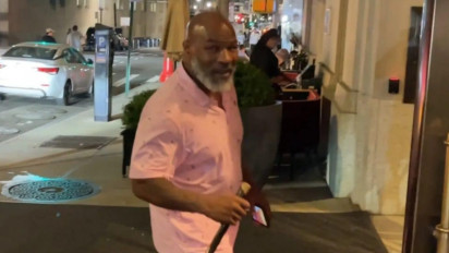 Berjalan dengan Tongkat, Mike Tyson: Saya Sudah Kedaluwarsa