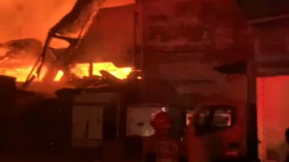 110 Personel & 22 Unit Armada Damkar Dikerahkan Atasi Kebakaran Pabrik di Kalideres