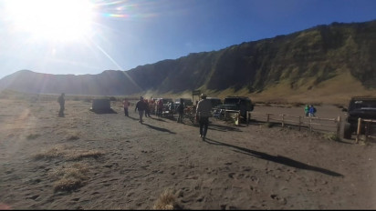 Wisawatan Berburu Fenomena Embun Es, Suhu Udara di Gunung Bromo Berubah-ubah