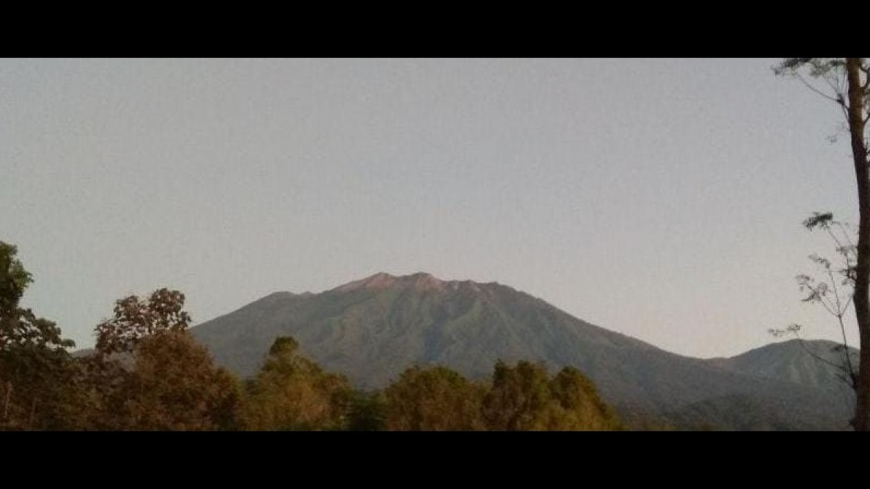 Pasca Erupsi, Status Gunung Raung Naik Jadi Waspada
            - galeri foto