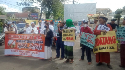 Toko Miras Buka di Dekat Masjid, Ratusan Warga di Banyuwangi Gelar Aksi Protes