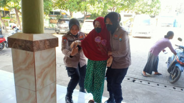 Jumlah Kasus Covid-19 Tunjukkan Peningkatan, Polwan di Gresik Jemput Bola Vaksinasi Warga Pesisir