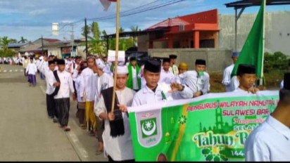 Meriahkan Tahun Baru Islam Ratusan Santri Pawai Keliling Kampung