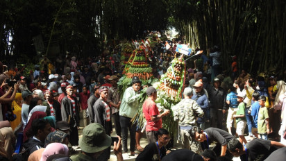 Gelar Tradisi Grebeg Suro, Warga Desa Sumber Mujur Arak Gunungan Hasil Bumi dan Tanam Kepala Sapi