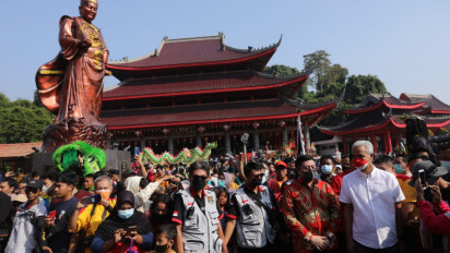 Meriah, Ribuan Orang Tonton Festival Cheng Ho di Klenteng Sam Poo Kong